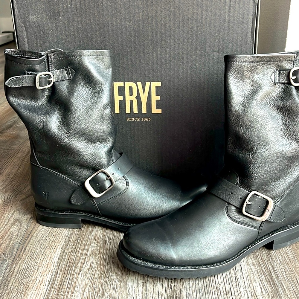 Like new Frye Veronica Short